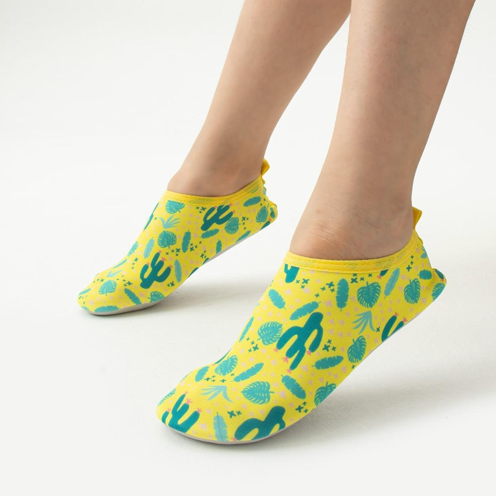 Chaussons de piscine enfant – Motifs animaux et aventure – couleur cactus – vue 1