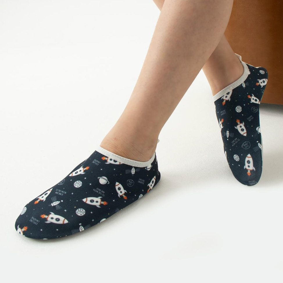 Chaussons de piscine enfant – Motifs animaux et aventure – couleur fusée – vue 1