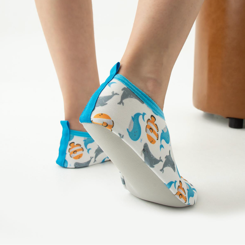 Chaussons de piscine enfant – Motifs animaux et aventure – couleur poisson – vue 1