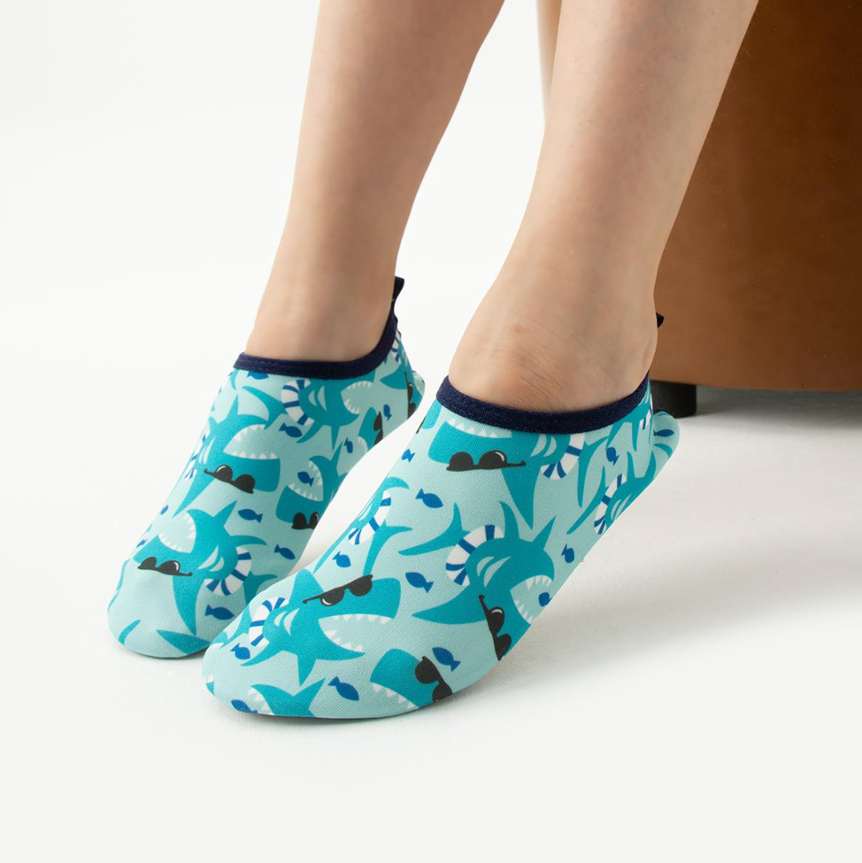 Chaussons de piscine enfant – Motifs animaux et aventure – couleur requin – vue 1