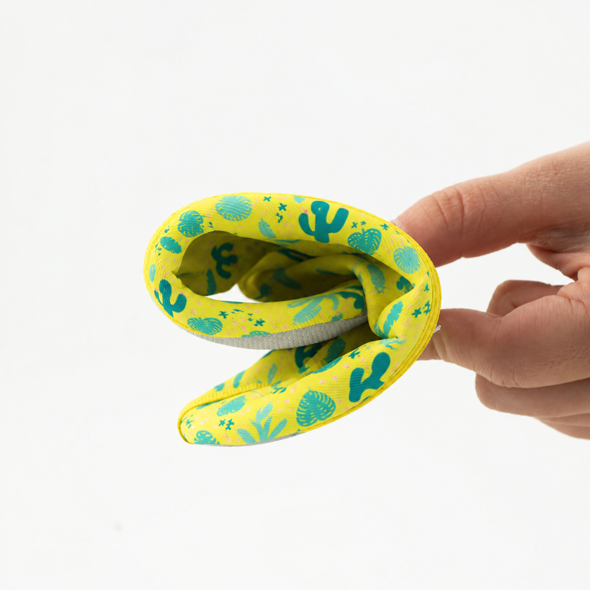 Chaussons de piscine enfant – motif cactus – vue montrant la flexibilité