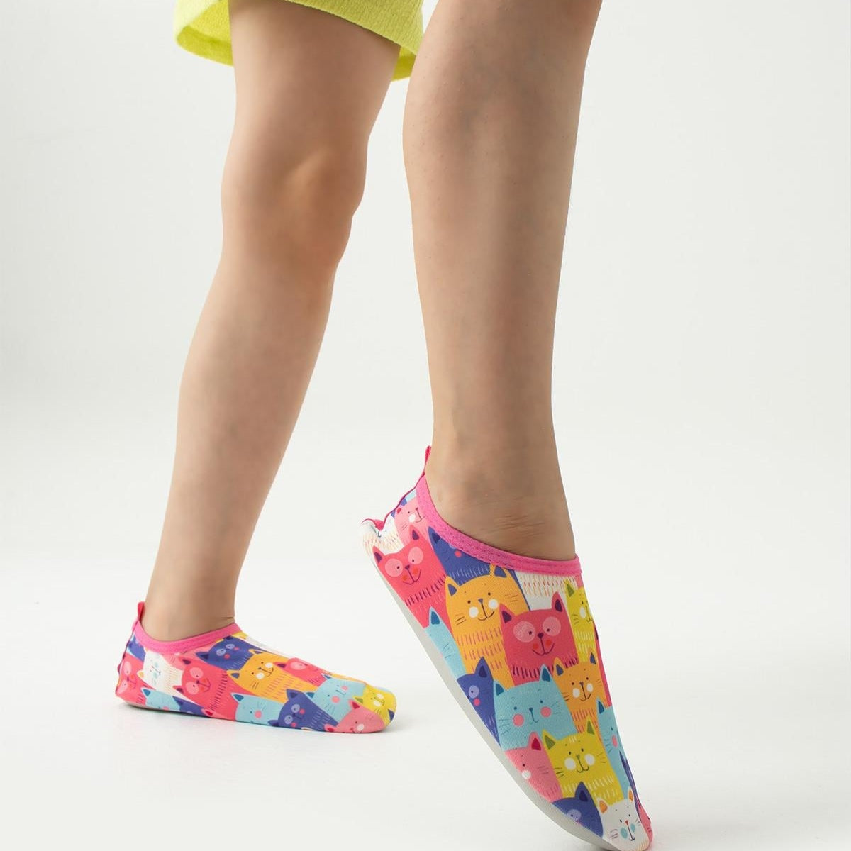 Chaussons de piscine enfant – motif chat – vue de dessus / 3/4