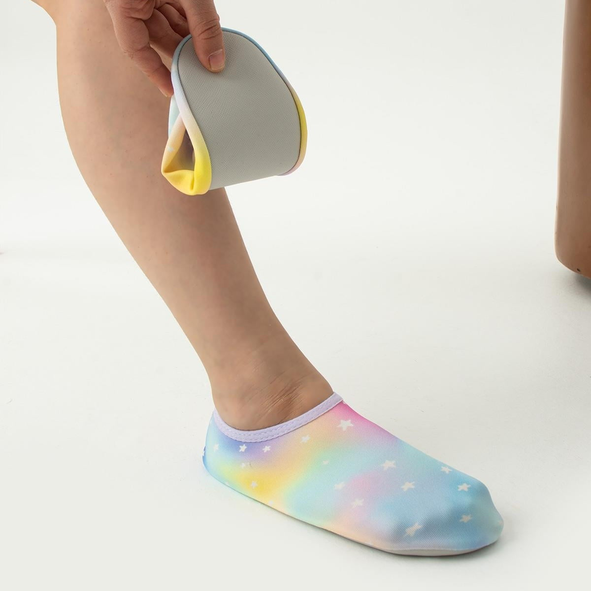 Chaussons de piscine enfant – motif étoile – vue montrant la flexibilité