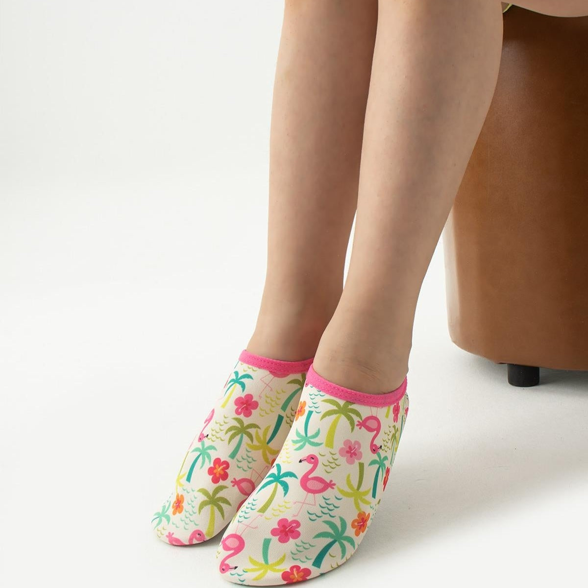 Chaussons de piscine enfant – motif flamant rose – vue de dessus / 3/4