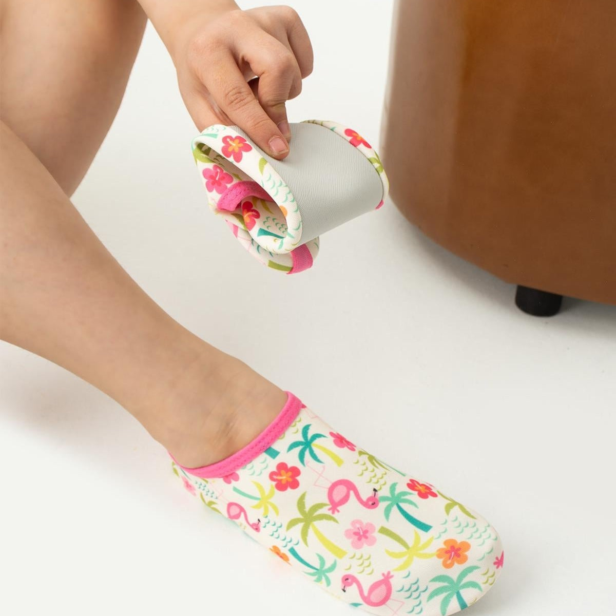 Chaussons de piscine enfant – motif flamant rose – vue montrant la flexibilité