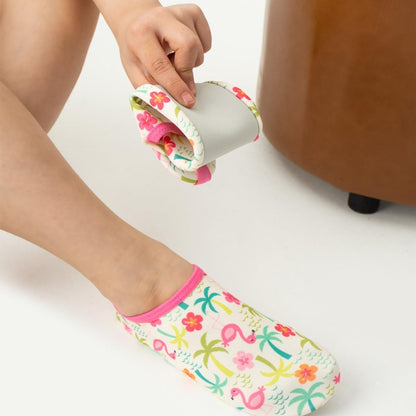 Chaussons de piscine enfant – motif flamant rose – vue montrant la flexibilité