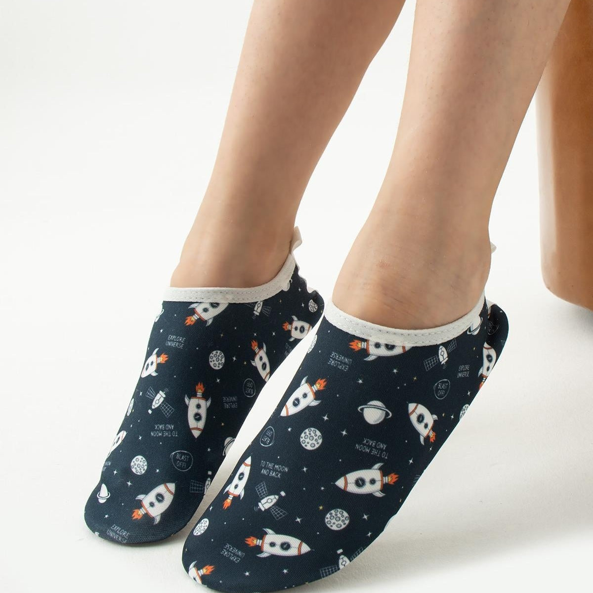 Chaussons de piscine enfant – motif fusée – vue de dessus / 3/4