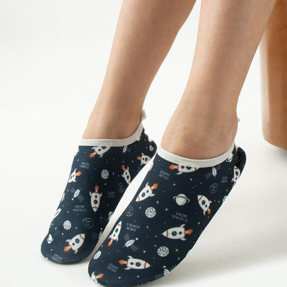 Chaussons de piscine enfant – motif fusée – vue de dessus / 3/4