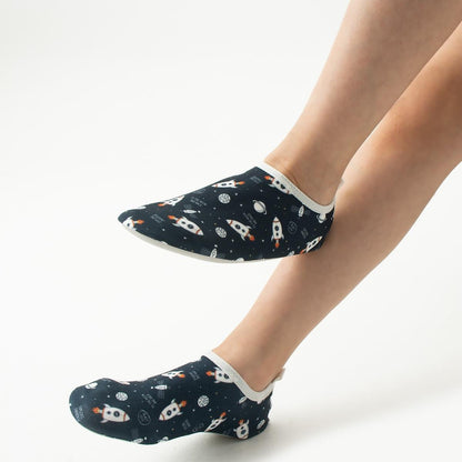 Chaussons de piscine enfant – motif fusée – vue de profil
