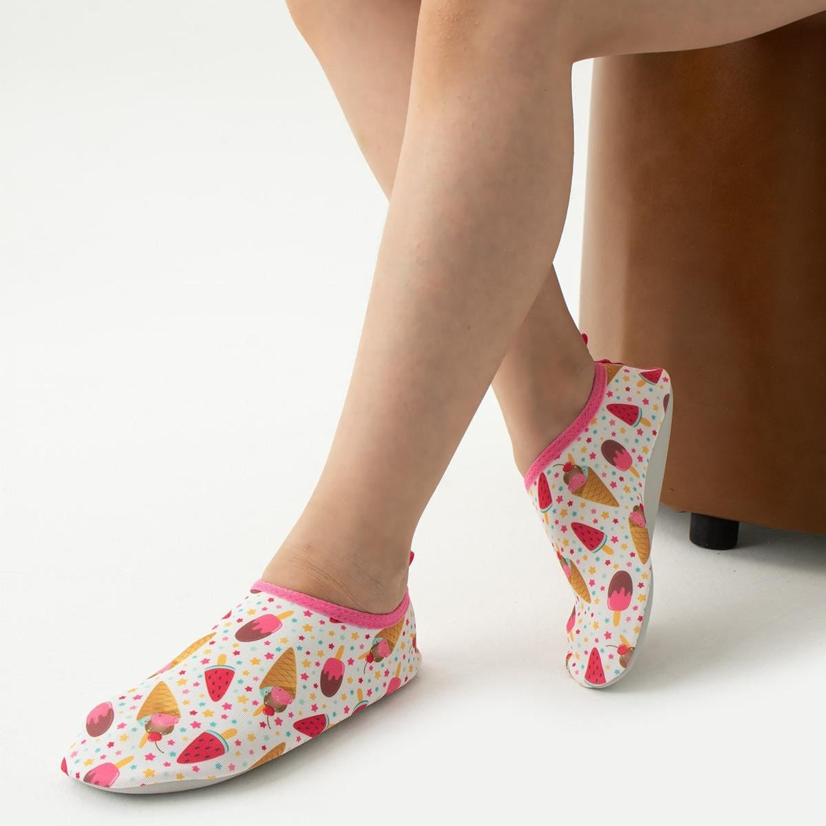 Chaussons de piscine enfant – motif glace – vue de profil