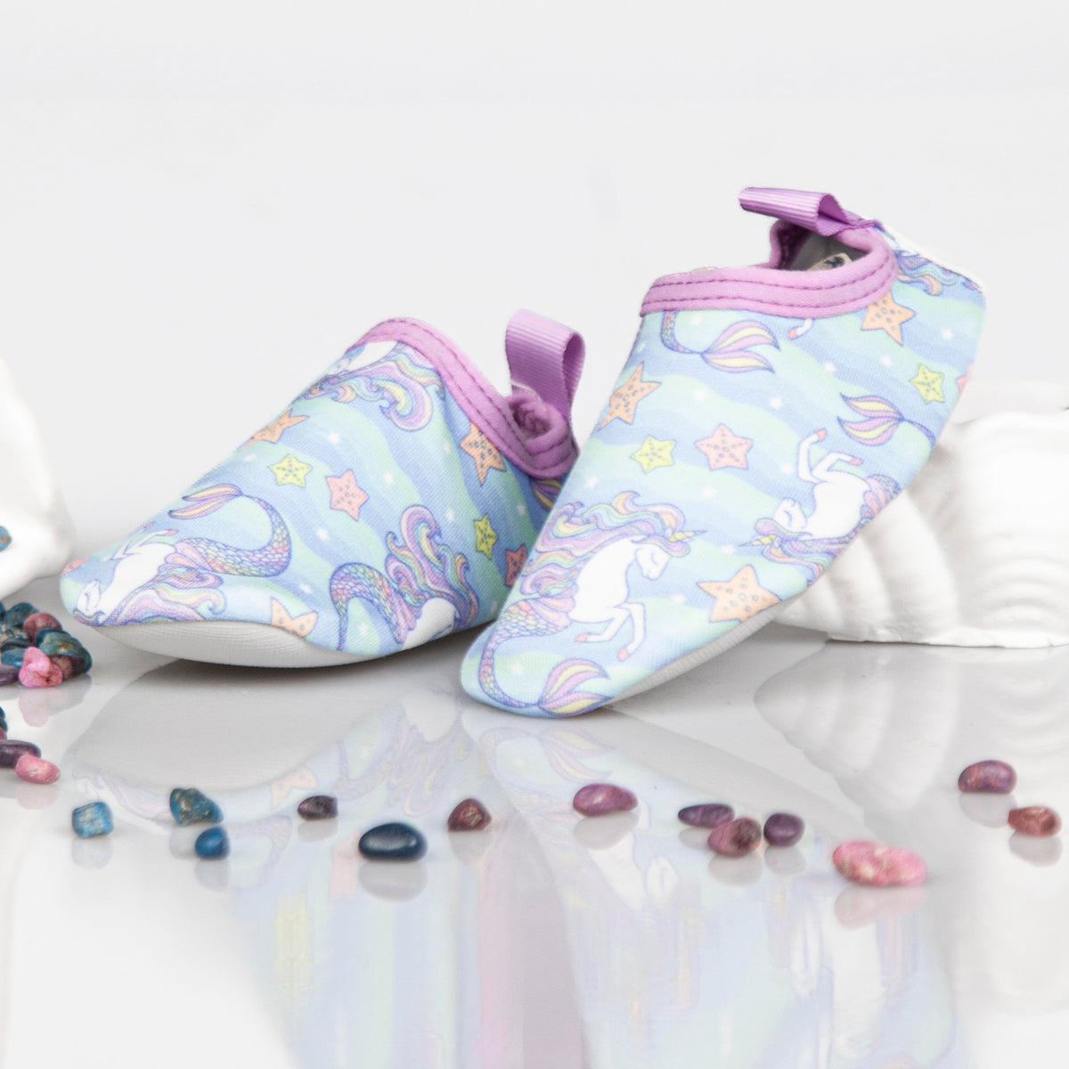 Chaussons de piscine enfant – motif licorne – vue de dessus / 3/4