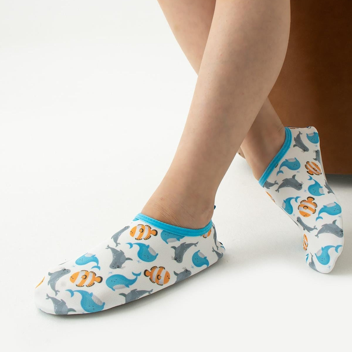 Chaussons de piscine enfant – motif poisson – vue de dessus / 3/4