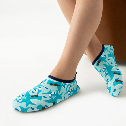 Chaussons de piscine enfant – motif requin – vue de dessus 3/4