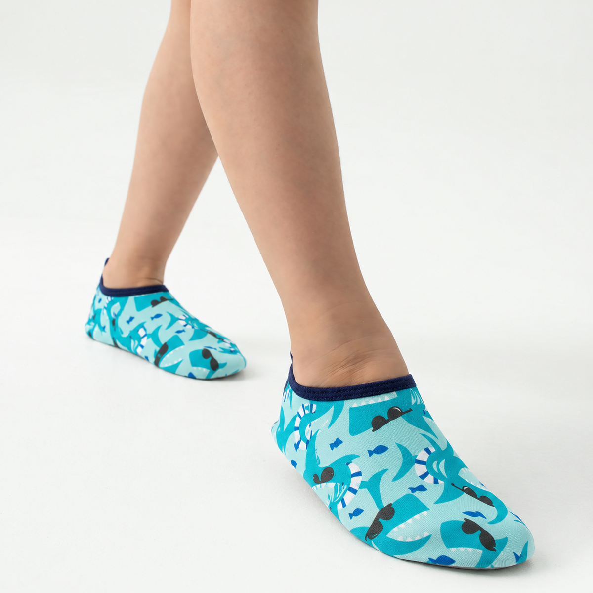Chaussons de piscine enfant – motif requin – vue de profil
