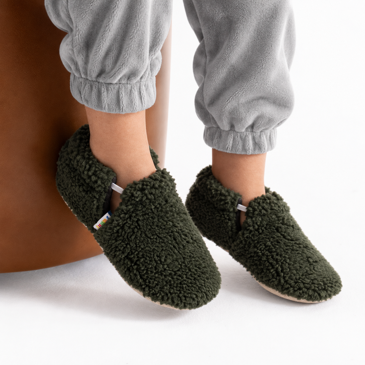 Chaussons physiologiques enfant Fluffy – Vert foncé élastique – photo principale
